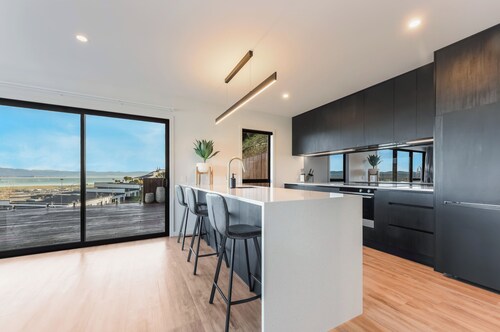 Horizon View Retreat - Nelson Holiday Home