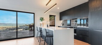 Horizon View Retreat - Nelson Holiday Home