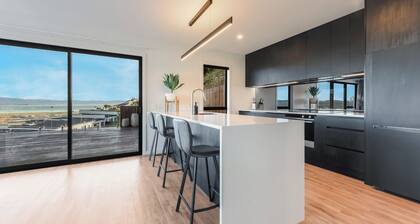 Horizon View Retreat - Nelson Holiday Home