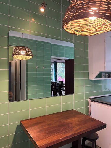 House, design, garden, for groups and families, near the river, 15 min from downtown.