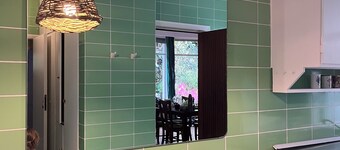House, design, garden, for groups and families, near the river, 15 min from downtown.