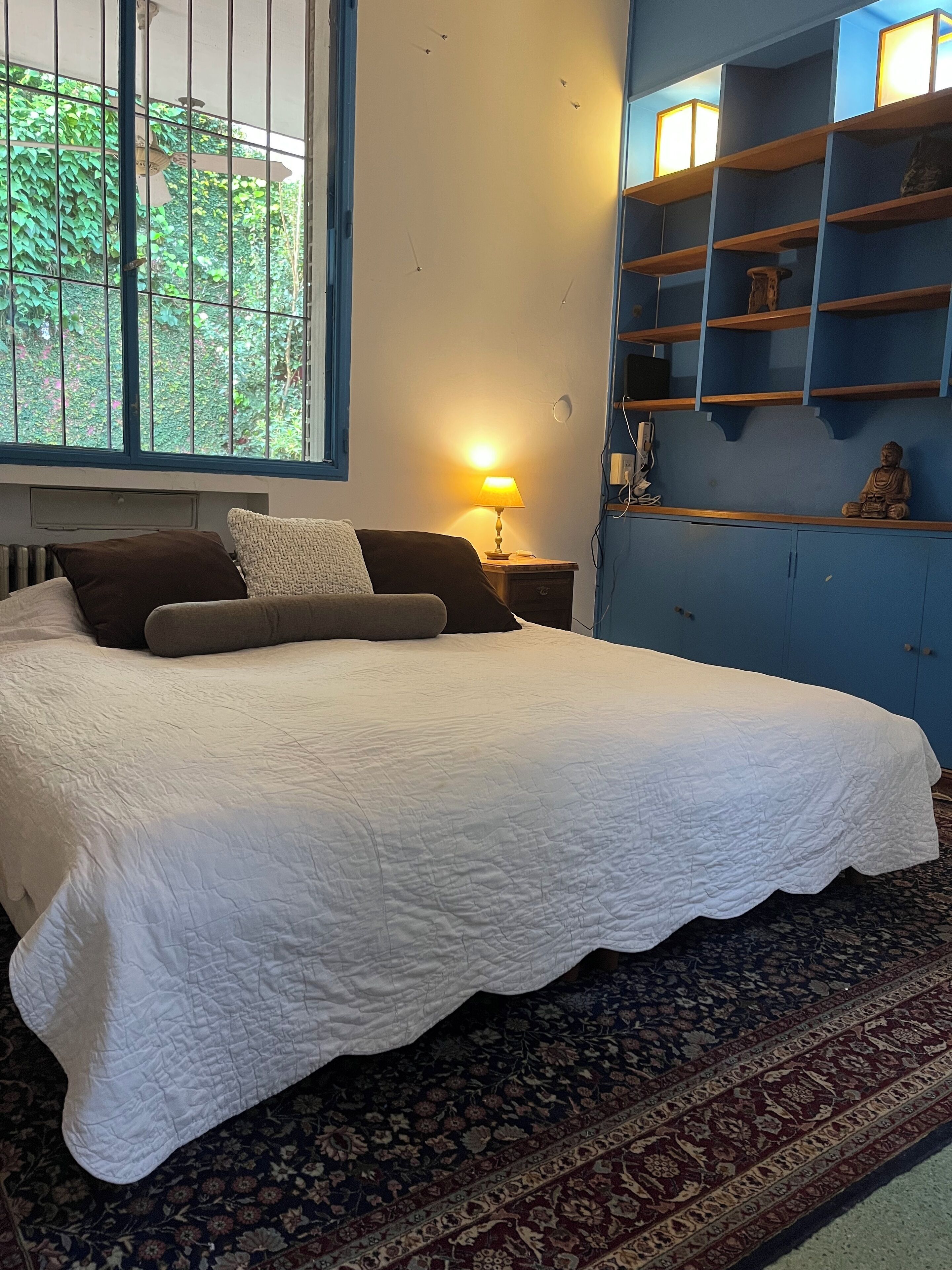 5 bedrooms, iron/ironing board, internet, bed sheets