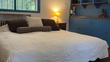 5 bedrooms, iron/ironing board, internet, bed sheets
