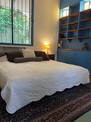 5 bedrooms, iron/ironing board, Internet, bed sheets