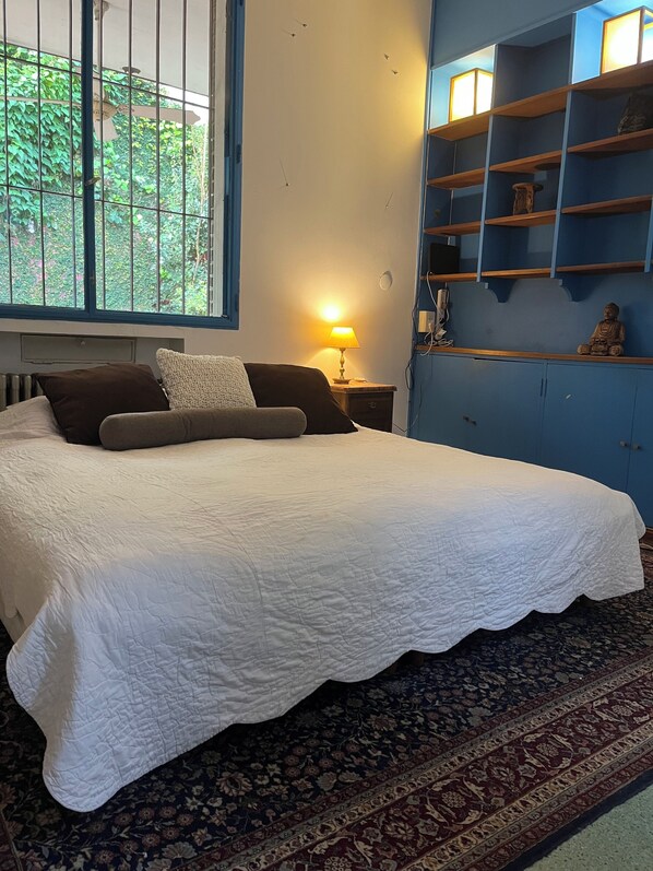 Ferros/tábuas de passar roupa, acesso à internet, roupa de cama