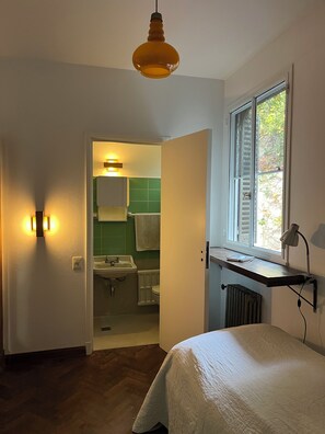 Iron/ironing board, Internet, bed sheets - House, design, garden, for groups and families, near the river, 15 min from downtown. (Vicente López)