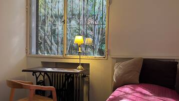 5 bedrooms, iron/ironing board, internet, bed sheets