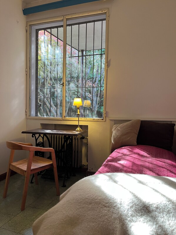 5 bedrooms, iron/ironing board, Internet, bed sheets
