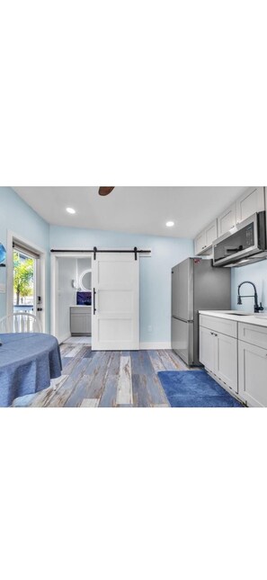 Private kitchen - River’s Edge Retreat N Ft Myers (North Fort Myers)