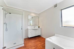 Shower, hair dryer - Calm Horizon - Taupo Holiday Home (Taupo)