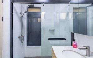 Serviettes fournies, savon, papier toilette