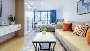 Un apartamento moderno con sala de estar, un dormitorio y un balcón.