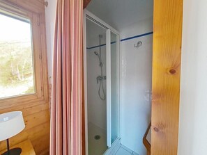 Bathroom - 1st floor, swimming pool, balcony, tv, ski locker, 50m², Les Menuires (Les Menuires)