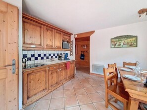 Fridge, dishwasher, coffee/tea maker, toaster - 2nd floor, swimming pool, balcony, tv, ski locker, 50m², Les Menuires (Les Menuires)