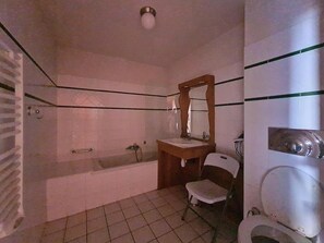 Bathroom - 2nd floor, swimming pool, balcony, tv, ski locker, 50m², Les Menuires (Les Menuires)