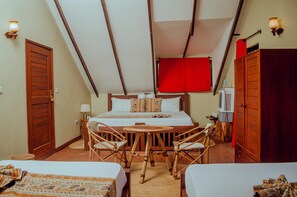 Quarto quádruplo standard, sacada, vista para o jardim | Wi-Fi de cortesia