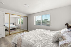 4 bedrooms, desk, free WiFi, bed sheets - Optional Heated Pool/Spa • BBQ Grill • Pacman Arcade • Foosball • King Bed (Las Vegas)