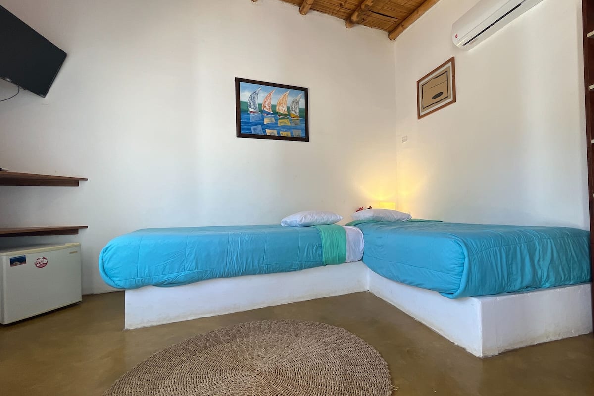 Standard Twin Room | In-room safe, iron/ironing board (on request), WiFi (free)