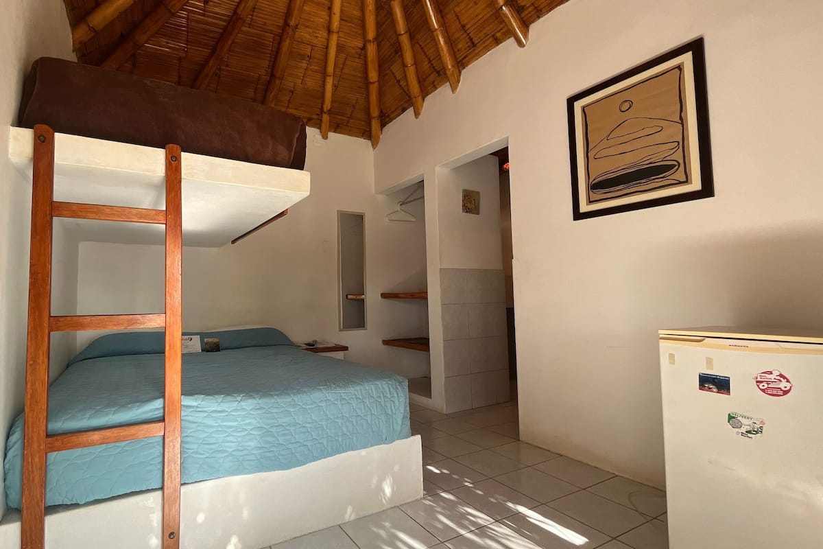 Basic Triple Room | In-room safe, iron/ironing board (on request), WiFi (free)