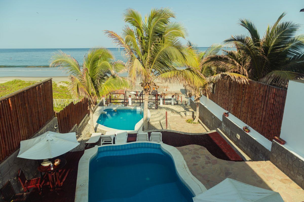 2 piscines extérieures, chaises longues