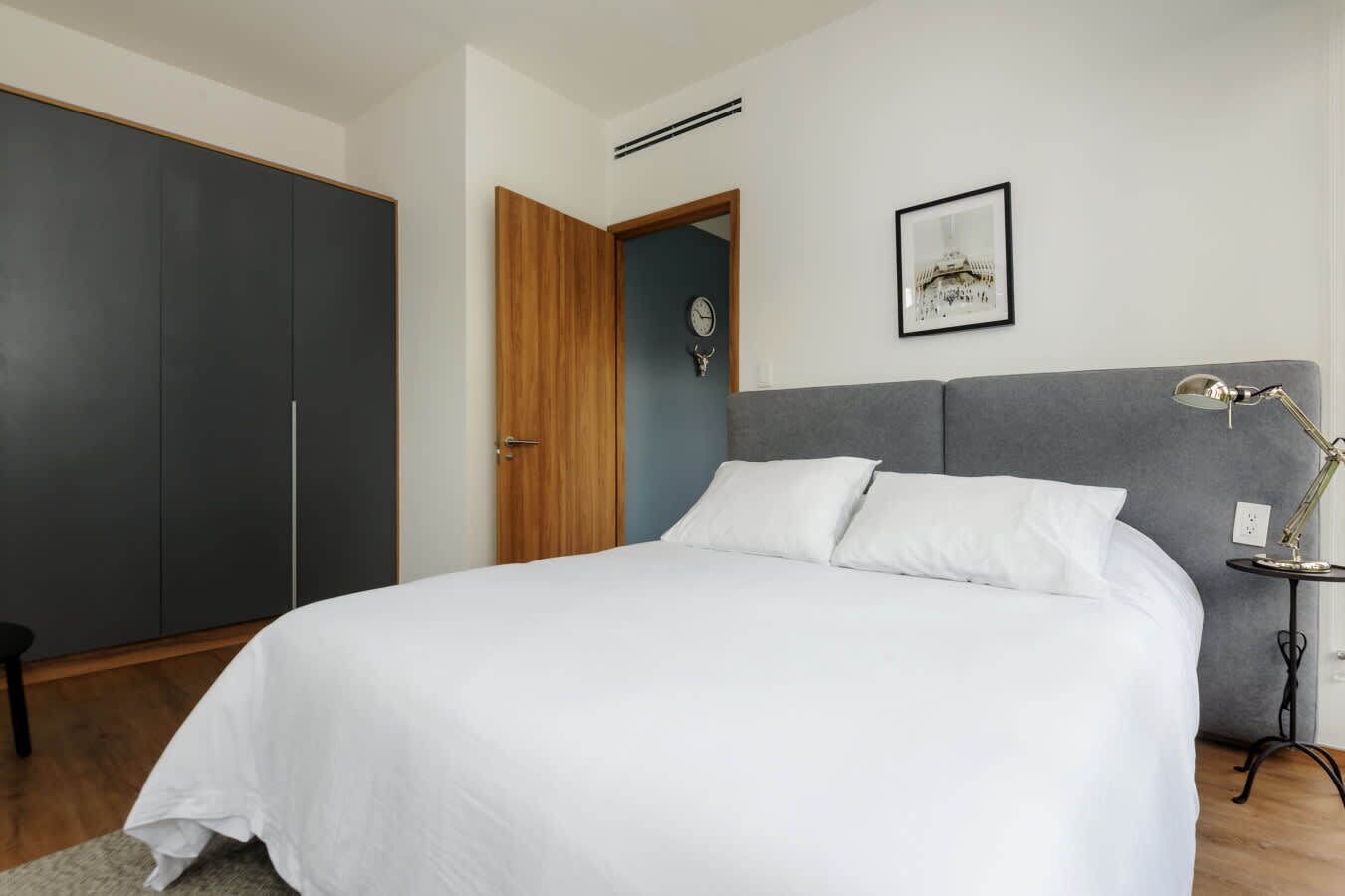 1 dormitorio, tabla de planchar con plancha, Internet