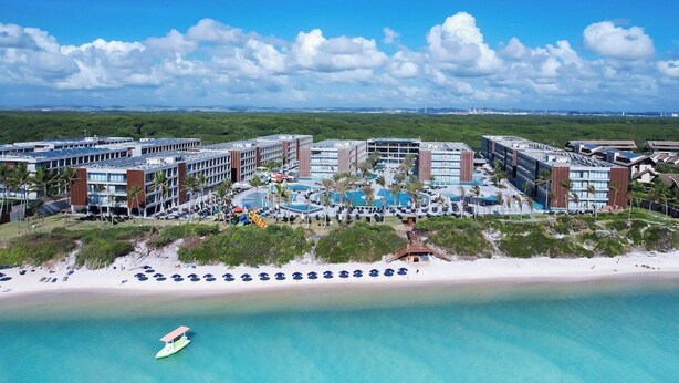 A resort with multiple buildings, a beach, and a pool area. - Porto 2 Life Muro Alto Resort - GAV Resorts (N. São do Ó)