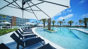 A poolside area with lounge chairs, umbrellas, and a clear blue sky. - Porto 2 Life Muro Alto Resort - GAV Resorts (N. São do Ó)
