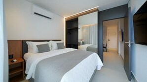 A modern hotel room with a large bed, a wardrobe, a bedside table, and a mirror. - Porto 2 Life Muro Alto Resort - GAV Resorts (N. São do Ó)