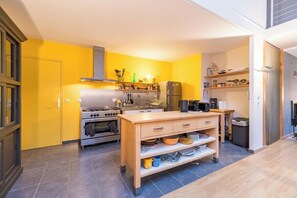 Fridge, microwave, oven, stovetop - "Le Loft du Sillon" beautiful house close to the s (Pleubian)