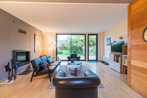 TV, fireplace - "Le Loft du Sillon" beautiful house close to the s (Pleubian)