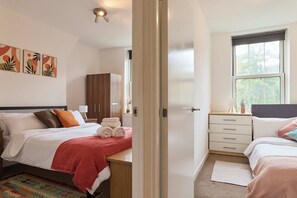 Iron/ironing board, WiFi, bed sheets - 
Spacious 3-Bedroom Apartment  Near King’s Cross & Camden Town. (London)