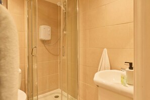 Douche, serviettes fournies, savon, papier toilette