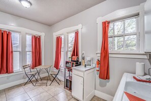 Interior - The Vance Corner Suite | Bright & Relaxing (Memphis)
