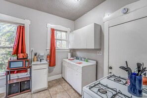 雪櫃、微波爐、焗爐、爐具