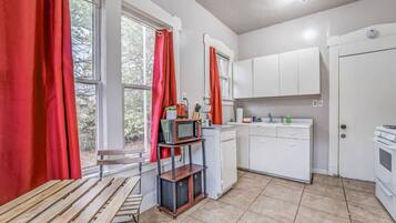 冰箱、微波炉、烤箱、炉灶