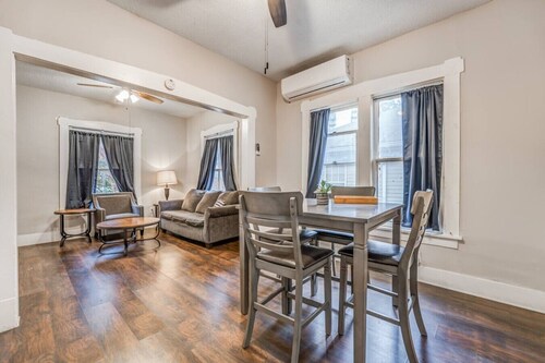The Vance Corner Suite | Bright & Relaxing