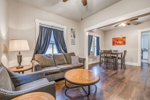 TV - The Vance Corner Suite | Bright & Relaxing (Memphis)