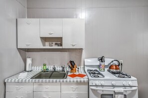 ثلاجة، ميكروويف، فرن، موقد طهي مسطح