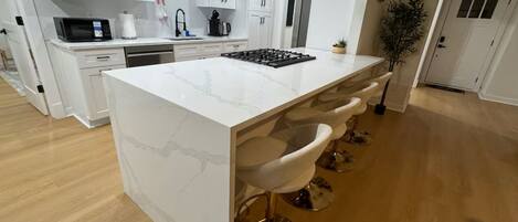 Micro-ondes, four, plaque de cuisson, lave-vaisselle