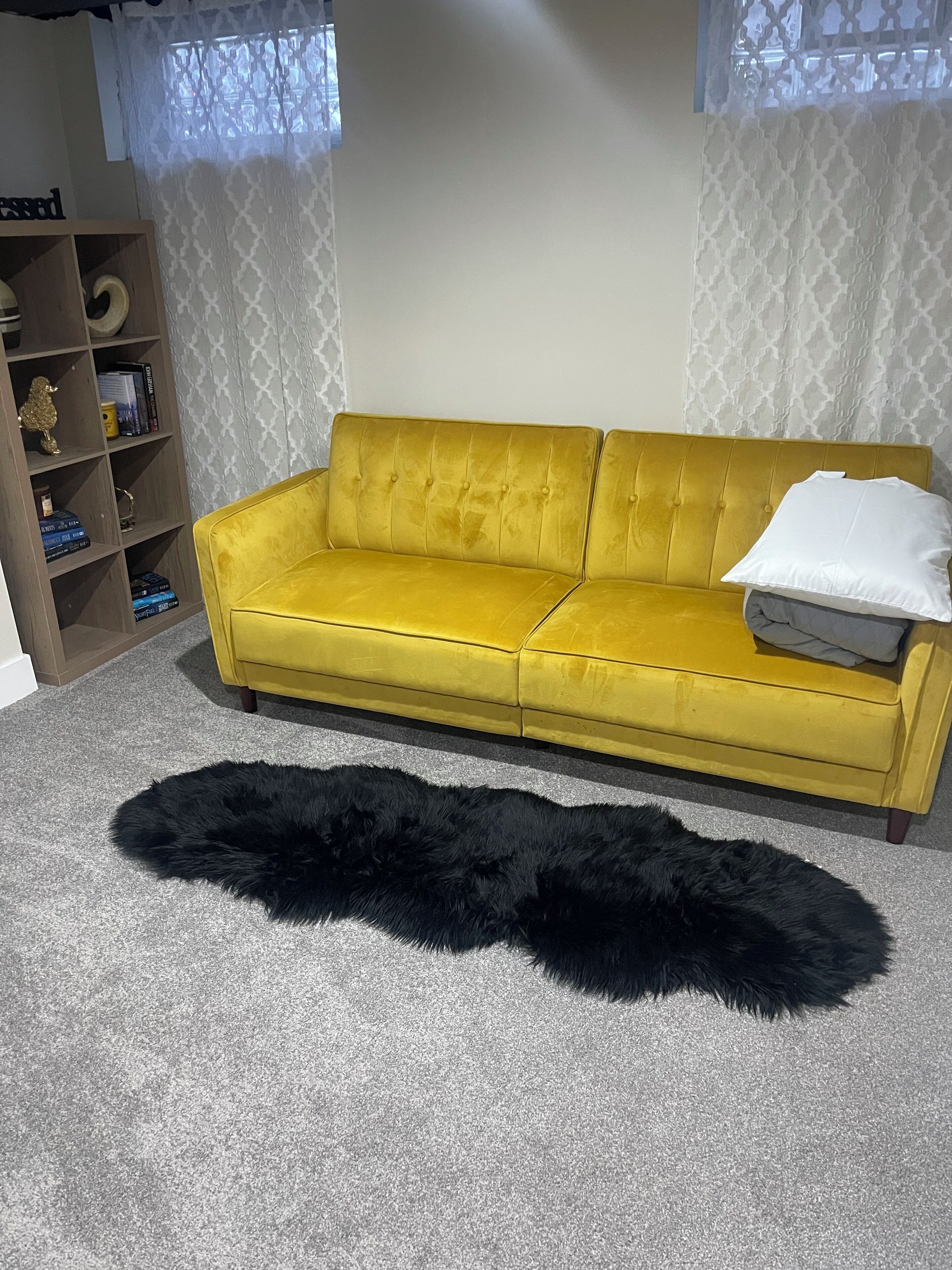 Una Smart TV, una chimenea, libros