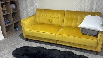 Una Smart TV, una chimenea, libros