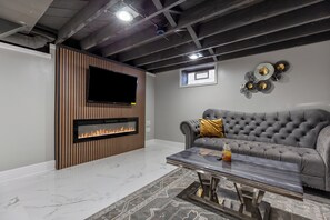 Smart-TV, Kamin, Bücher