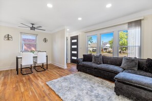 Smart-TV, Kamin, Bücher