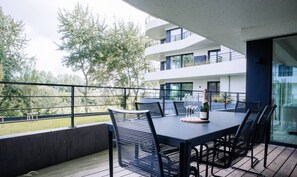 Outdoor dining - SAND–Modern apartment with garage near the beach (Ostend)