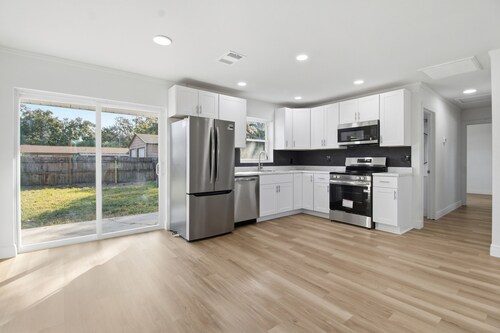 Elegant Auburndale Rooms Near the Speedway & Lake Myrtle