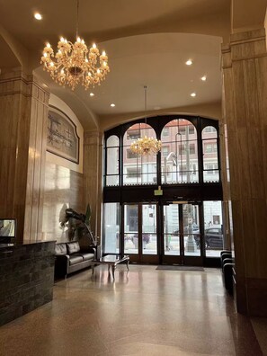 Lobby - Highrise Condo . Skyline Views . Trendy DTLA (Los Angeles)