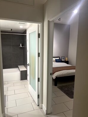 Iron/ironing board, WiFi, bed sheets - Highrise Condo . Skyline Views . Trendy DTLA (Los Angeles)