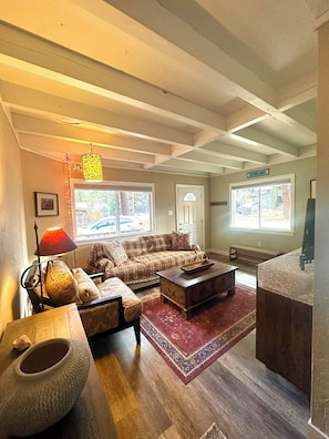 TV, books - Charming North Lake Tahoe cabin near beaches and trails. (Tahoe Vista)