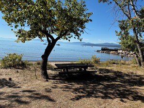 Outdoor dining - Charming North Lake Tahoe cabin near beaches and trails. (Tahoe Vista)