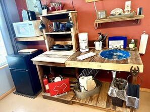 Kjøleskap, mikrobølgeovn, ovn og kaffetrakter/tekoker